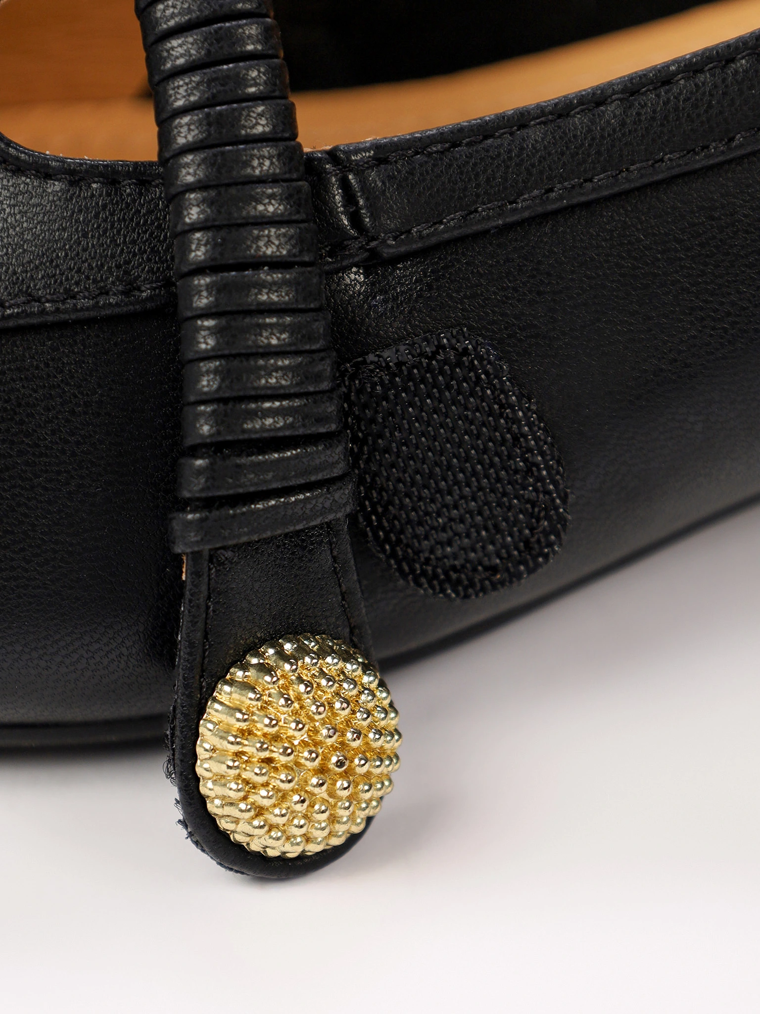 Туфли черного цвета на низком каблуке